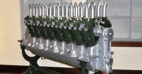 Братья Дюзенберг производили все типы двигателей для дорог и поездов, авиации и моря, но самым большим из них был авиационный двигатель времен Первой мировой войны с рабочим объемом 55,6 литра и мощностью до 900 л. с.