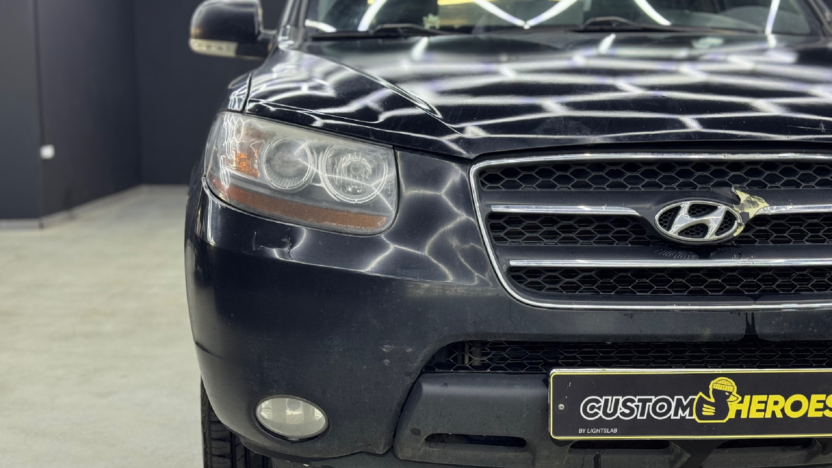 Источник фото: https://custom-heroes.ru/raboty/vid-uslugi/avtosvet/remont/hyundai-santa-fe-zamena-stekol-far-remont-korpusa-i-zaschita-poliuretanom/