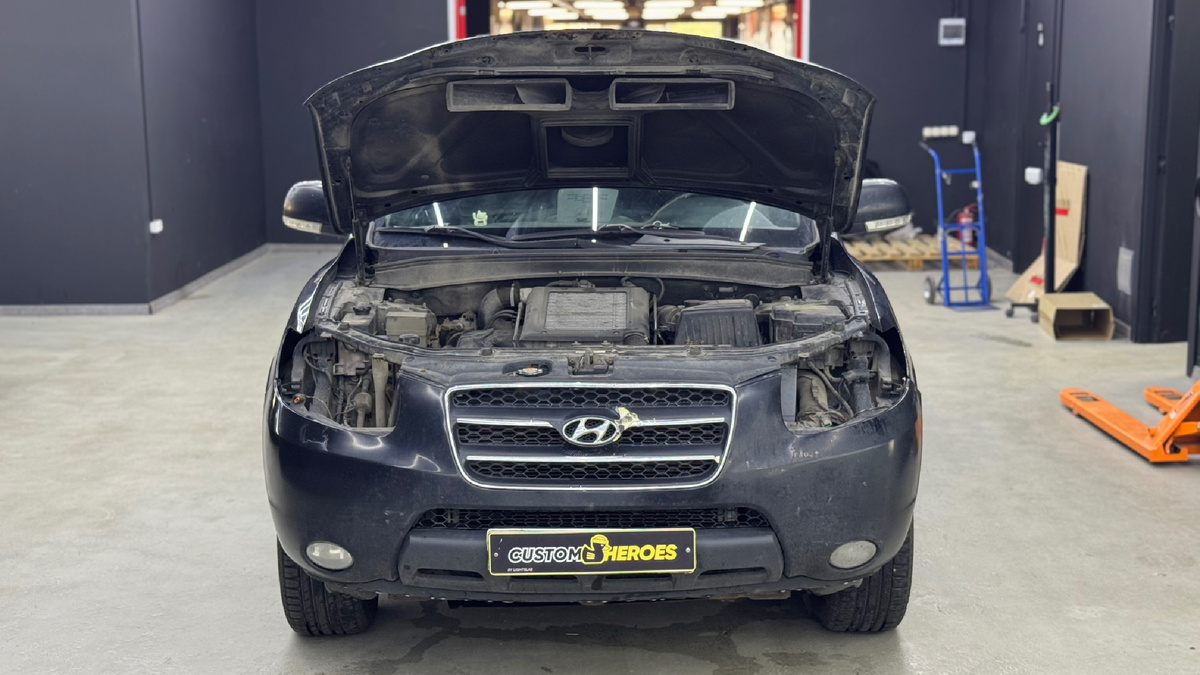 Источник фото: https://custom-heroes.ru/raboty/vid-uslugi/avtosvet/remont/hyundai-santa-fe-zamena-stekol-far-remont-korpusa-i-zaschita-poliuretanom/