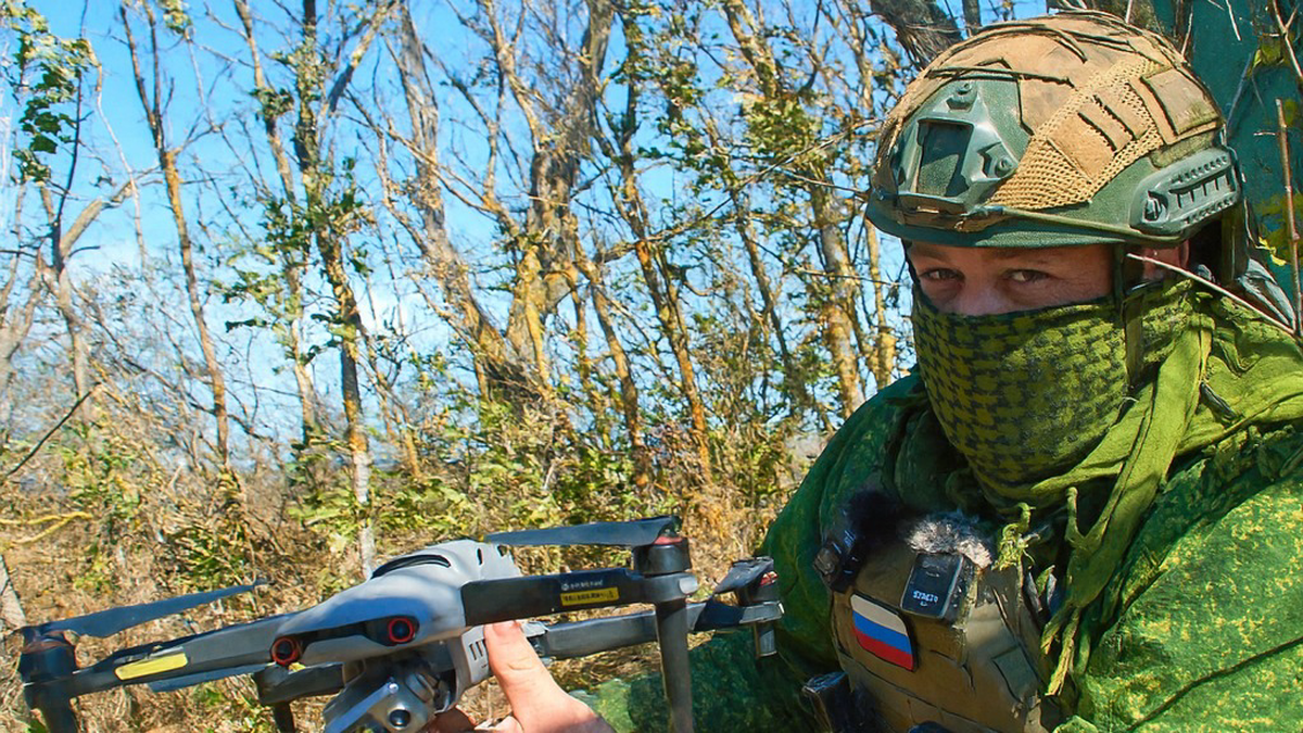    Оператор дронов 29-й общевойсковой армии группировки ВС РФ «Восток» с позывным «Грузин» осматривает «птичек» перед боевым заданием / Фото: Марат Чернышов