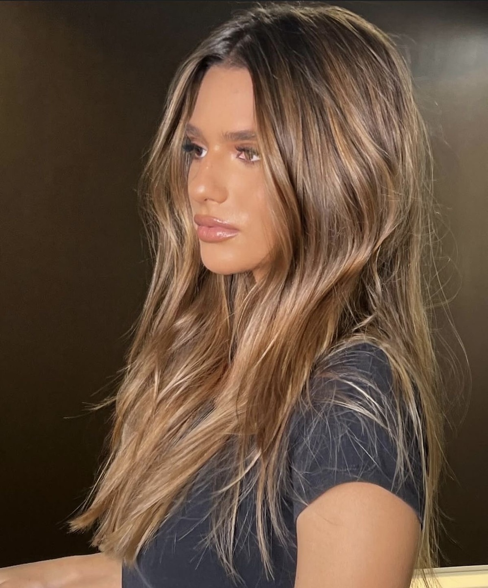 · Как добиться: На слегка влажные волосы нанесите пенку или мусс для текстуры. Высушите феном с диффузором или дайте высохнуть естественным путем. В завершение «пройдитесь» пальцами, разрыхляя пряди.