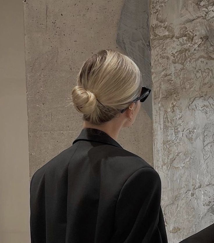 · Как добиться: Соберите волосы в низкий хвост, но не вытягивайте пряди до конца на последнем обороте резинки. Слегка потяните за пряди у макушки и по бокам, чтобы создать объем.