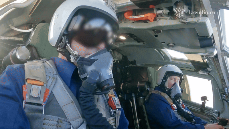    Техники, подобной Ту-160М, нет в мире. Её созданием Россия поддержала свою ядерную триаду, отметил Путин. GIF видео kremlin .ru