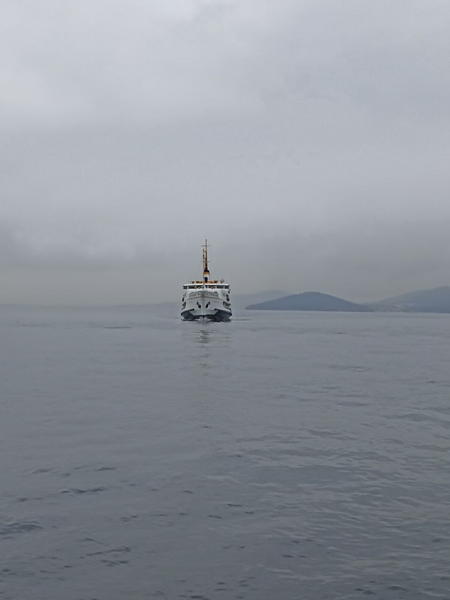 Самый атмосферный городской паром - это полноценная морская прогулка по цене билета в метро