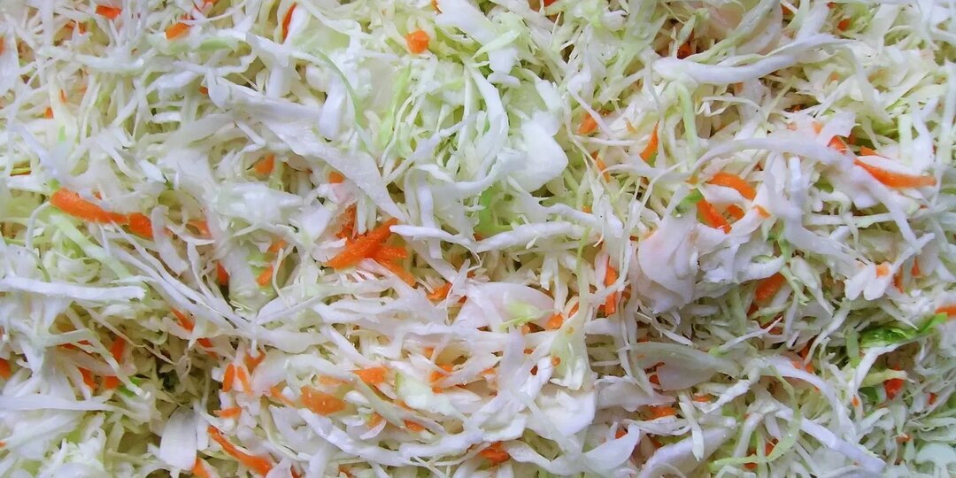 Сколько соли нужно добавлять на 1 кг капусты: получится хрустящей и вкусной — идеальные пропорции