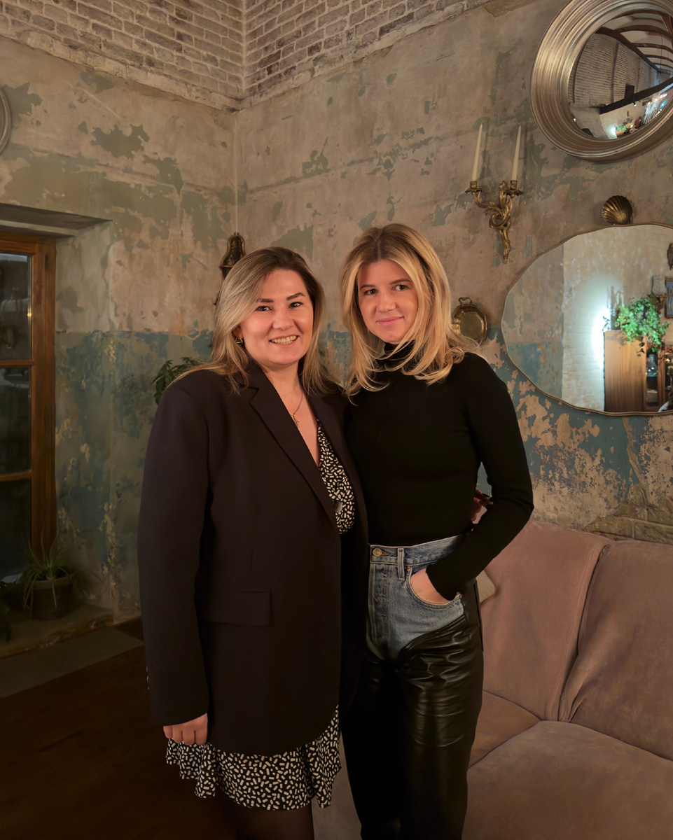 Мы собрали фотографии из личного архива команды FASHION FABRIQUE, чтобы поделиться частью нашего пути и дорогими сердцу воспоминаниями. На первой фотографии — основатели бренда Анна и Дарья