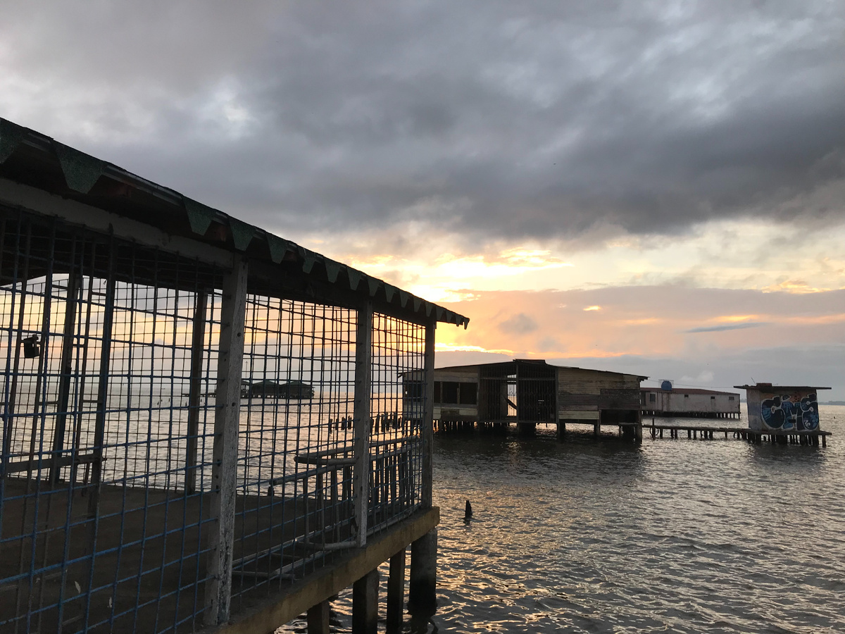 Вот в такой клетке нам и предстояло провести ночь. Маленькое здание с граффити - это туалет )