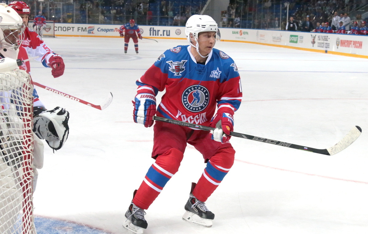    Президент России Владимир Путин во время гала-матча Ночной хоккейной лиги в Сочи, 2015 год  Михаил Метцель/ТАСС