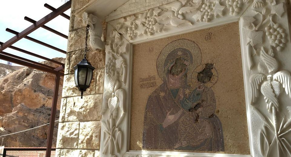    Оскверненные иконы монастыря Святой Феклы равноапостольной в сирийском городе Маалюля в 55 км от Дамаска, / РИА «Новости»
