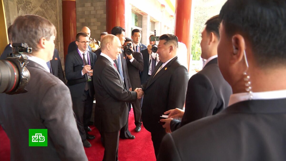    Путин после встречи в Пекине пригласил Ким Чен Ына в Москву