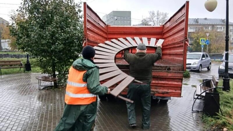     В Барнауле начали убирать урны и скамейки на зимнее хранение. Администрация Барнаула