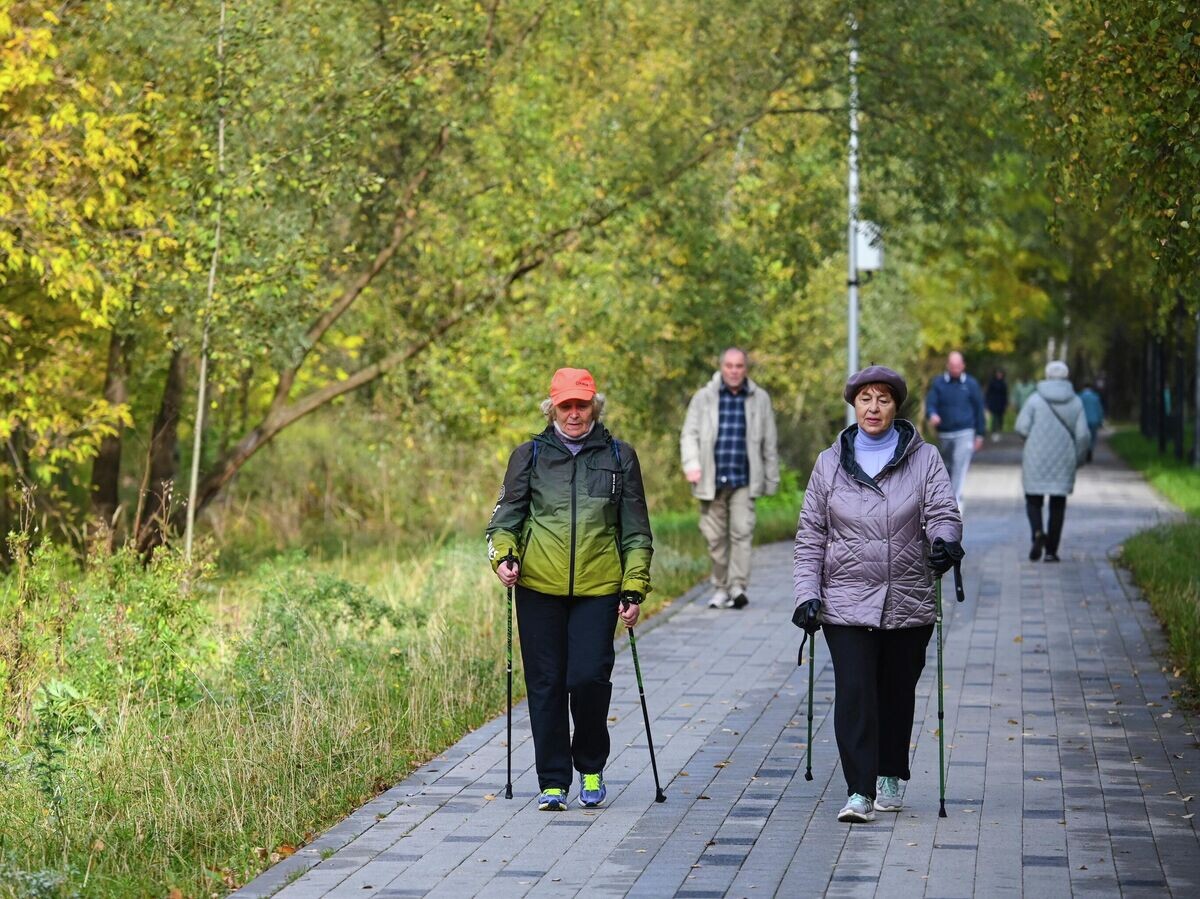    Люди в парке Яуза в Москве© РИА Новости / Илья Питалев