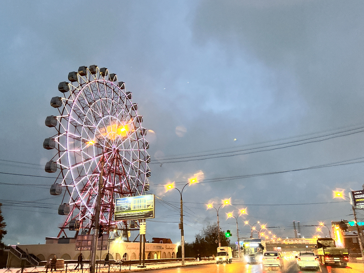 Яркие огни немного разбавляют серость погоды