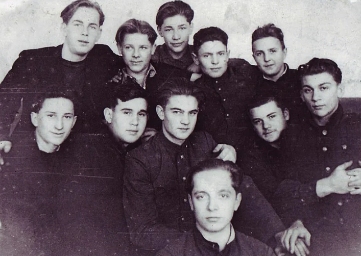 Юрий Белов(на фото в самом низу) с одноклассниками