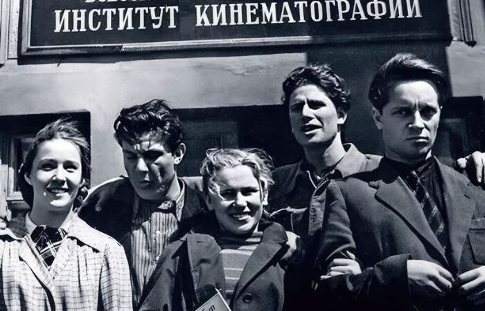 Юрий Белов с однокурсниками у здания ВГИКа