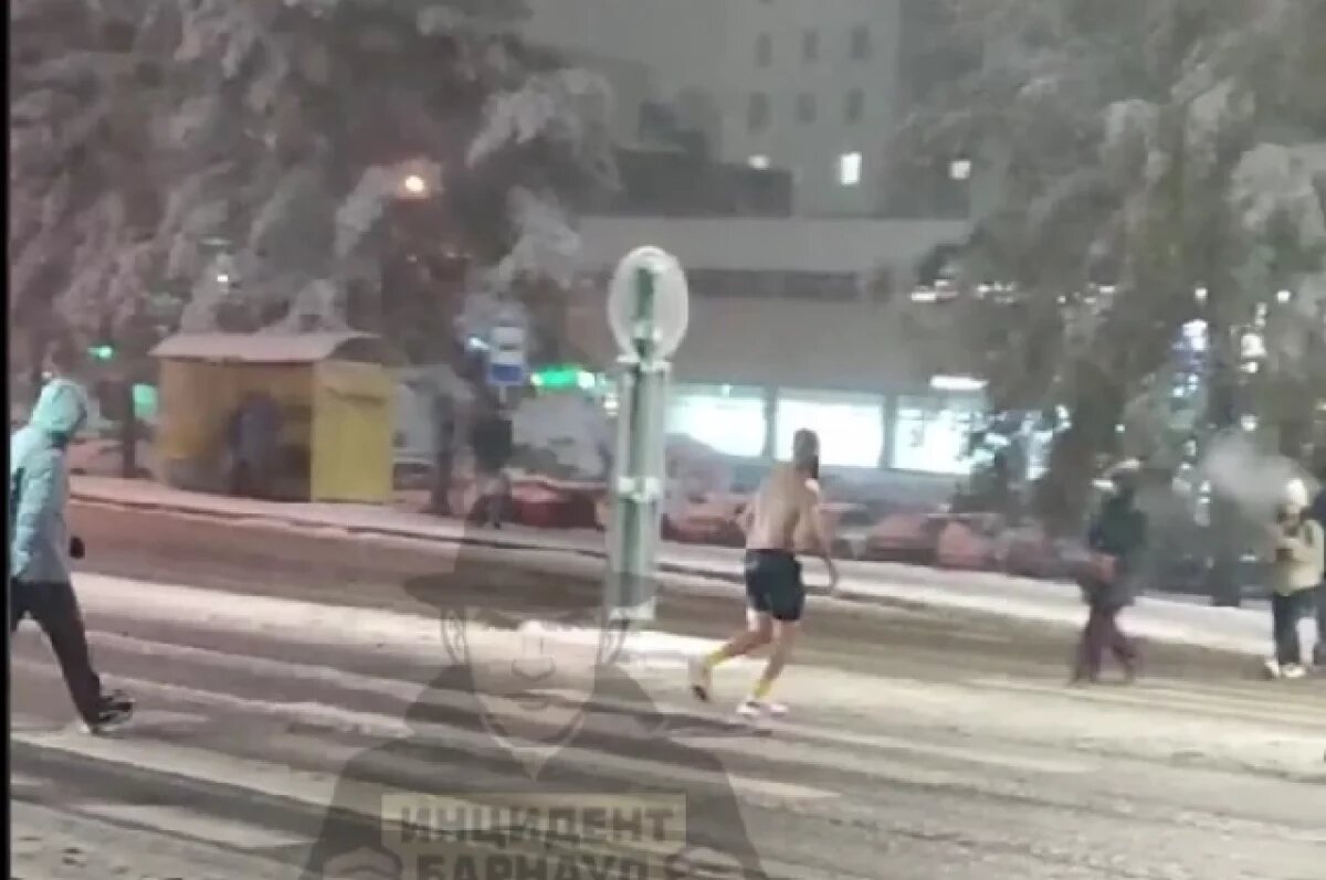    Мужчина в одних шортах радостно бегал по Барнаулу в снегопад