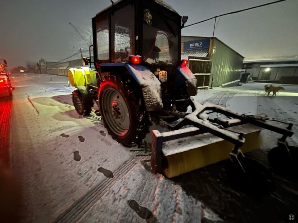    На дорогах в Барнауле применили реагенты от гололеда. Источник: Администрация Барнаула
