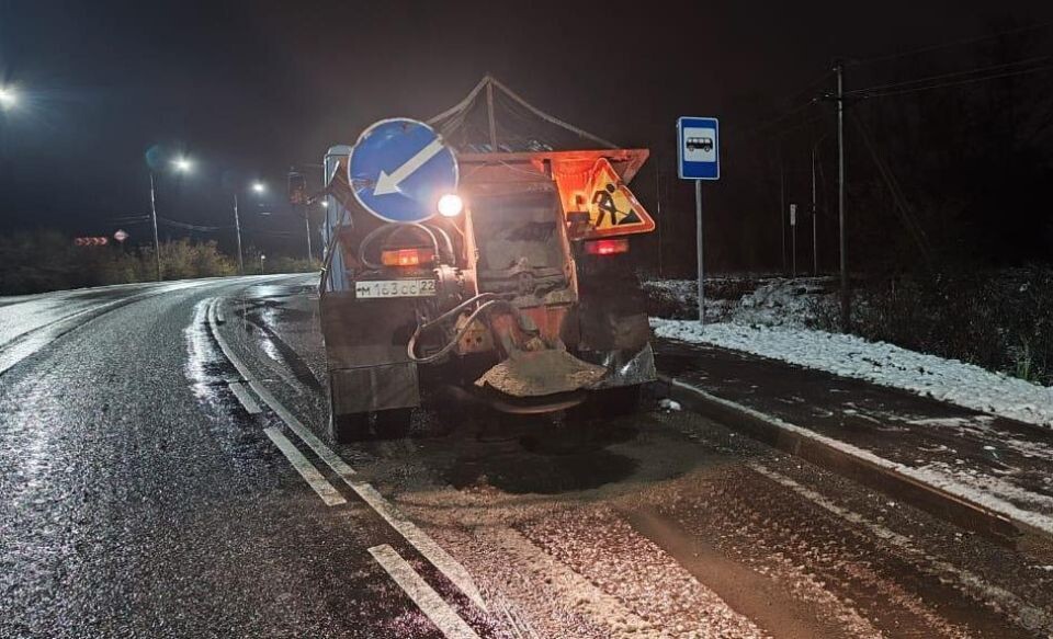    На дорогах в Барнауле применили реагенты от гололеда. Источник: Администрация Барнаула