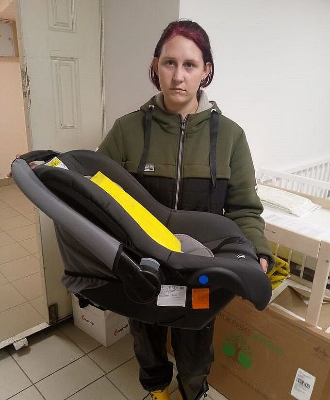 Мамаева Алина с автолюлькой в руках