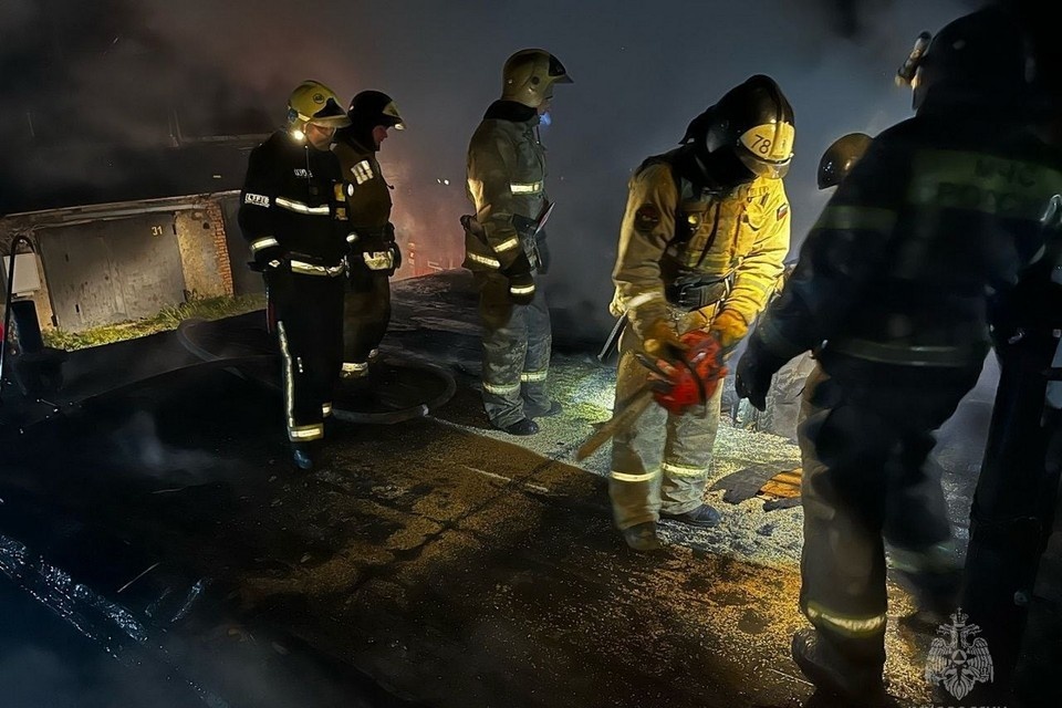    В Лесосибирске отряд пожарных тушил гаражные боксы. Фото: МЧС