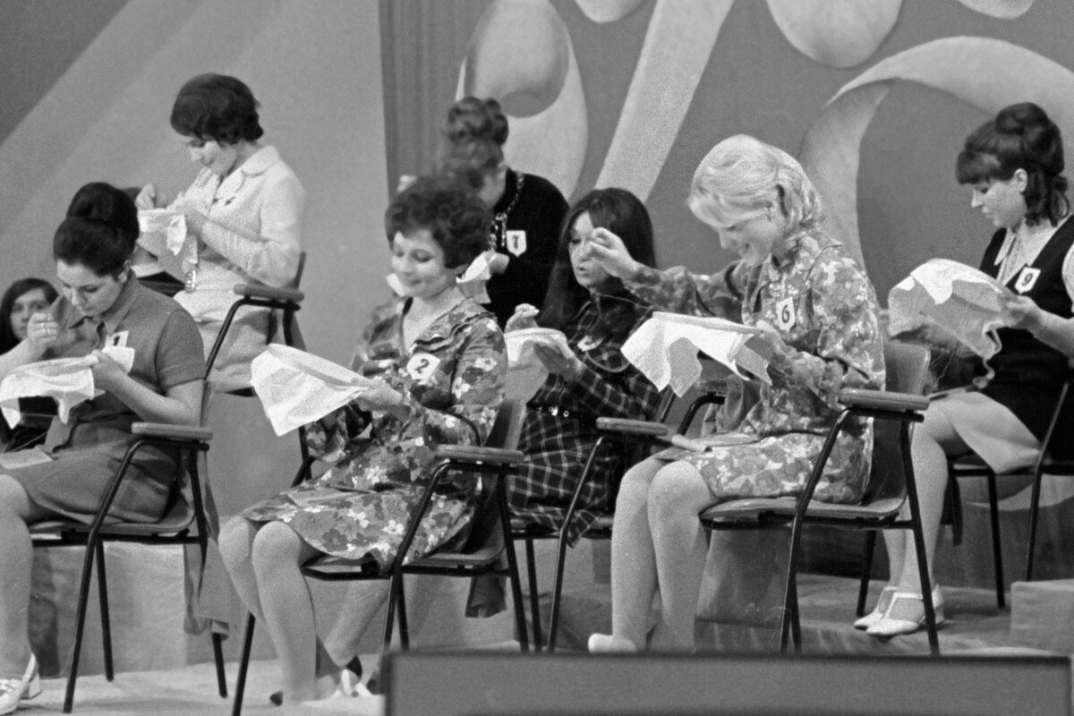 Кадр из передачи "А ну-ка, девушки!"