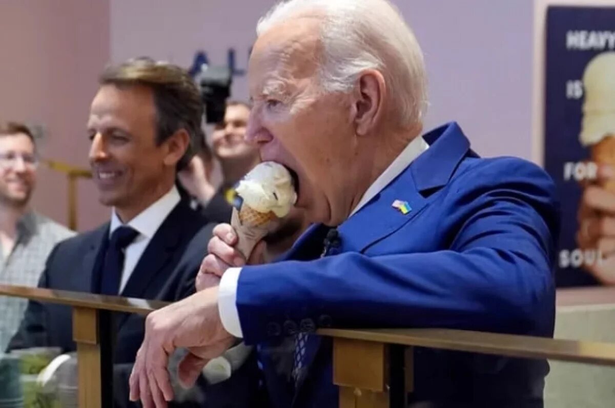    Джо Байден поедает мороженое.
