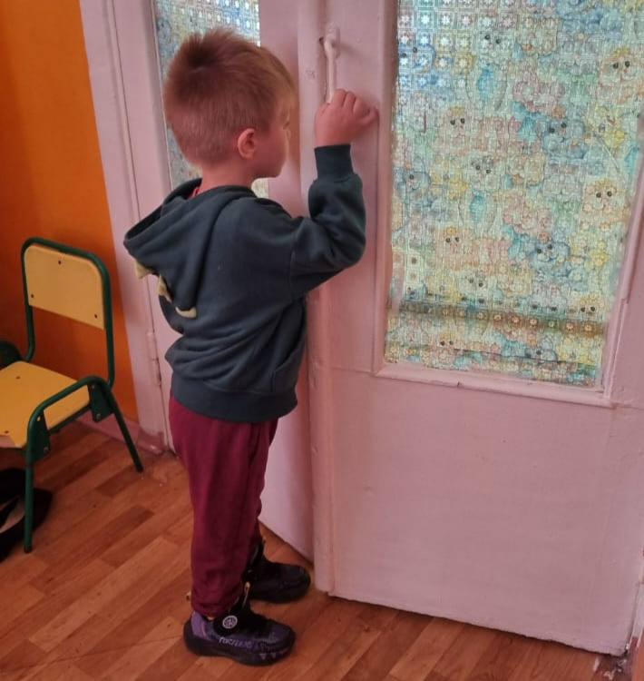 Старший смотрит, как там сестра