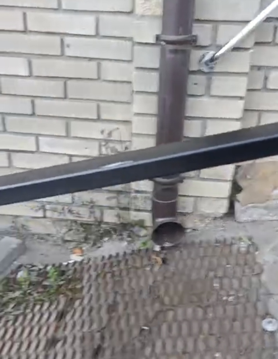 Очень оригинальный пандус, забраться надо с помощью водосточной трубы