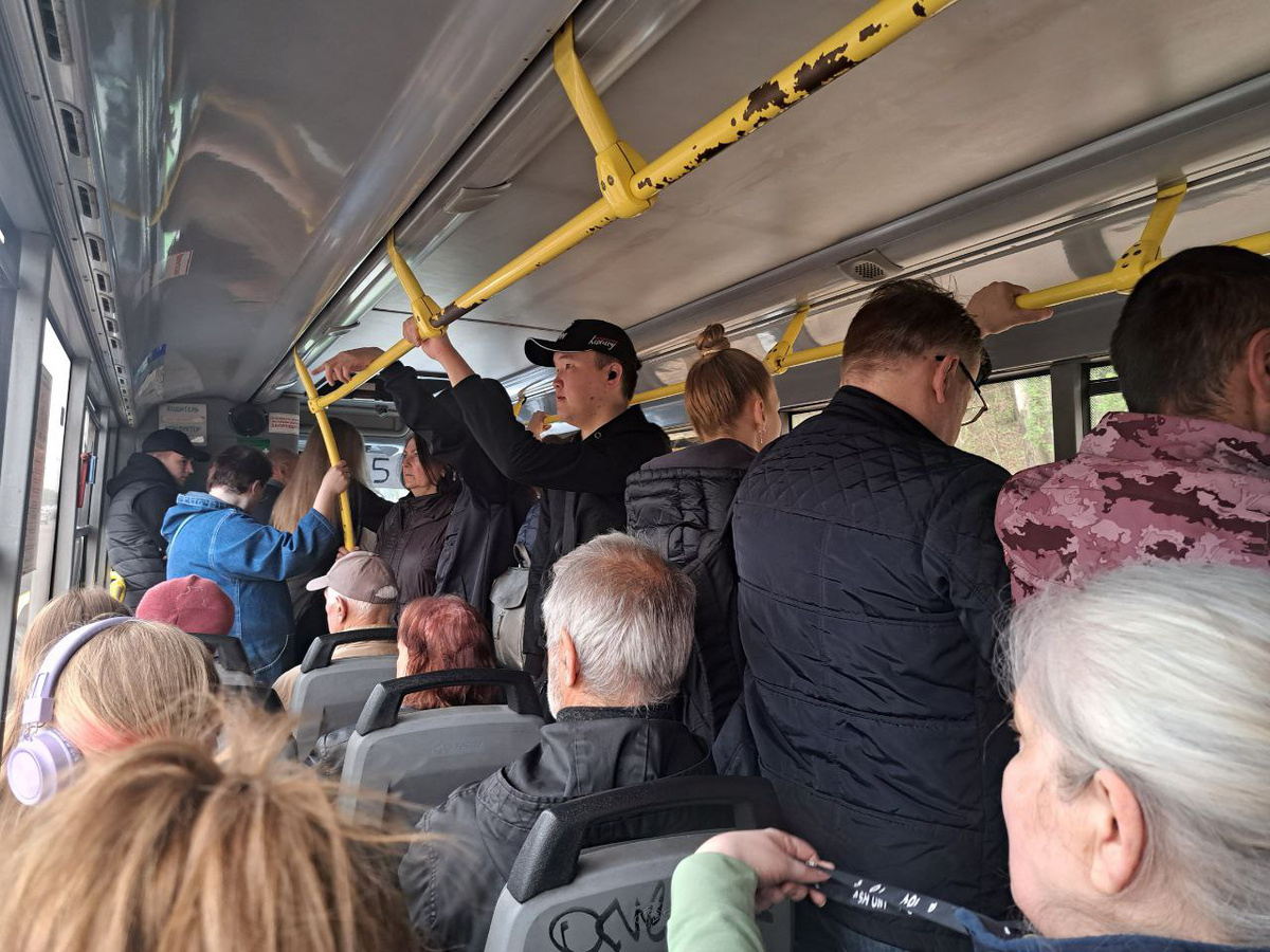 15-летняя девочка возвращалась с учебы и не уступила место бабушке.  Фото: Фото: ФедералПресс / Вера Романескул