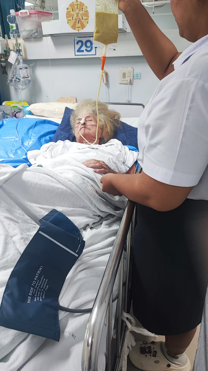 А рядом еще 59  больных слева и справа и за стеной. 