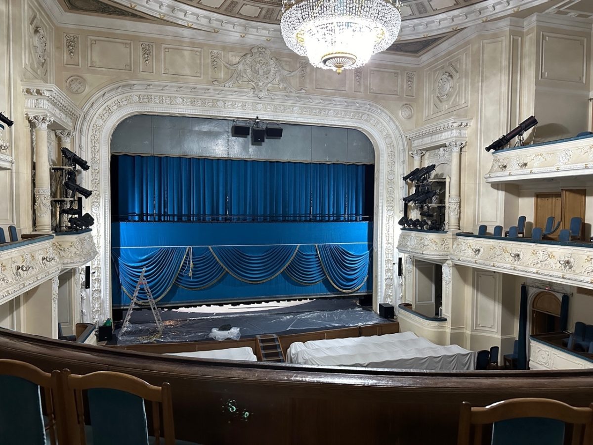    Ткань из прочного трудновоспламеняемого волокна была специально окрашена в сложный синий цвет