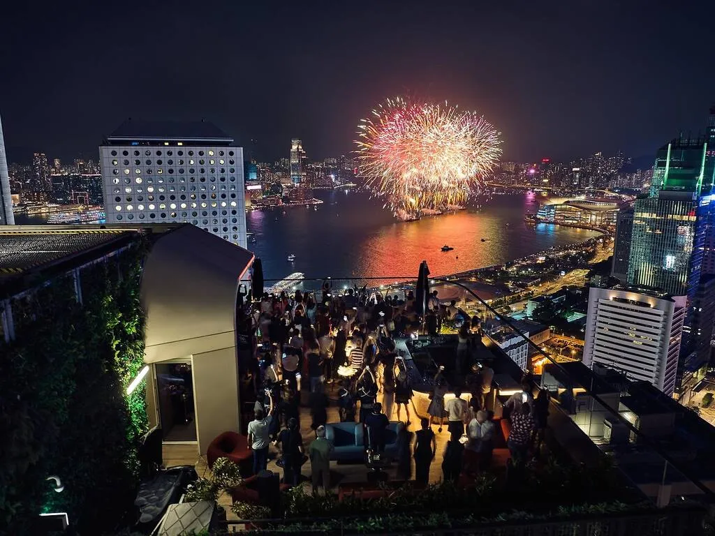 На обложке Cardinal Point