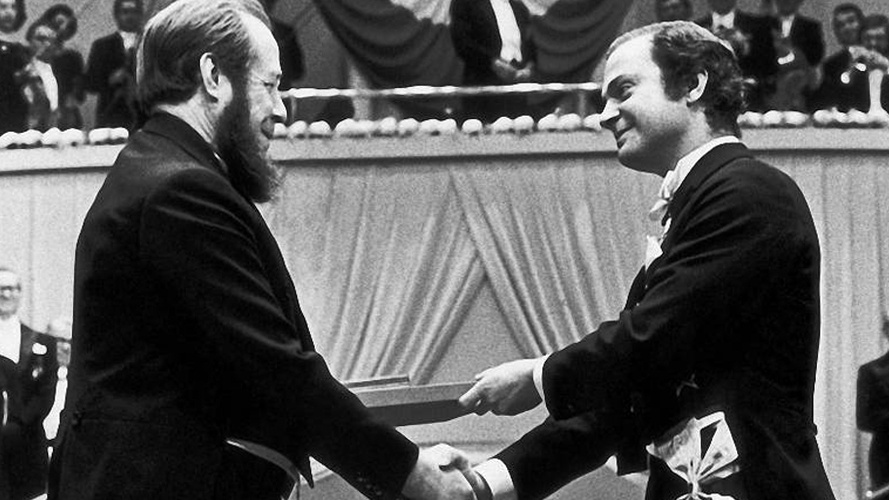 Александр Солженицын получил Нобелевскую премию только в 1974 году, после того как был выдворен из СССР