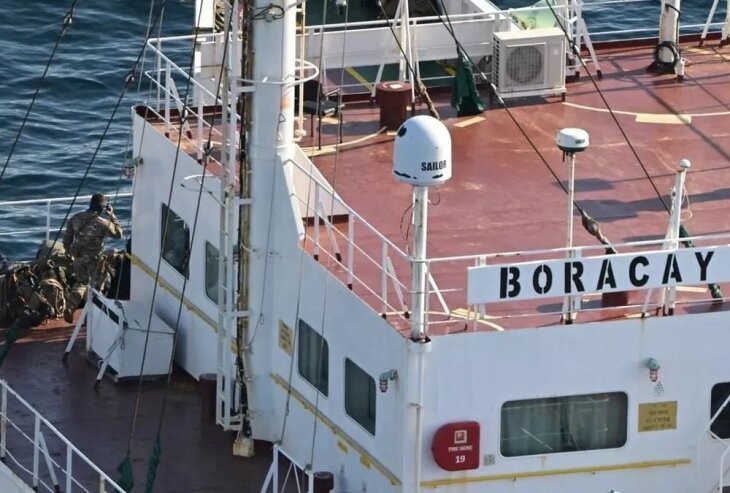     Французский спецназ на борту танкера Boracay. Источник: metro.co.uk.