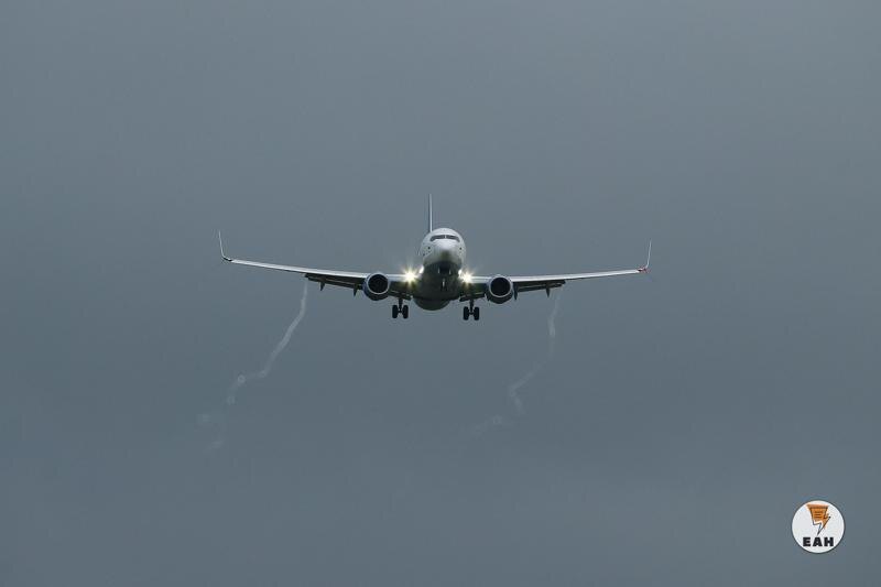   ЕАН / Пассажирский самолет в небе