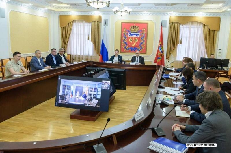    @solntsev_official / Валентин Иванов на совещании в правительстве региона