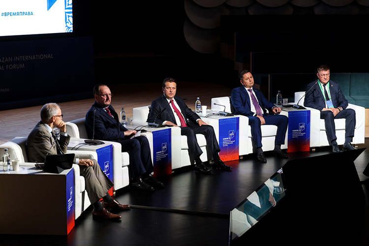    Мэр Казани Ильсур Метшин и депутат Госдумы Илья Вольфсон обсудили комплексное развитие территорий и агломераций, а также будущее российского строительного законодательства на сессии в рамках четвертого Казанского международного юридического форума (КМЮФ-2025).   
Фото: Андрей Титов