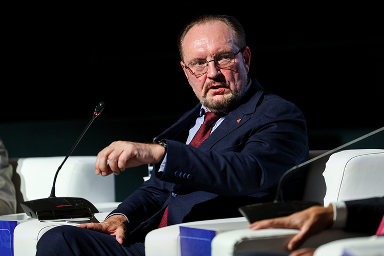    Игорь Манылов: «Мы продвигаем идею (она поддержана минстроем России), что нужно переходить к управлению жизненным циклом объектов, а не решать фрагментарные задачи».   
Фото: Андрей Титов