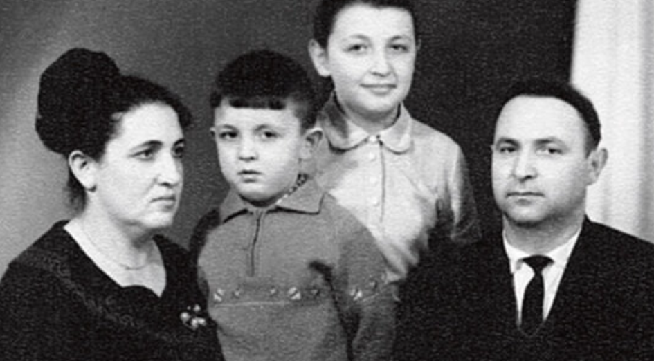 Игорь Золотовицкий с родителями и сестрой Светланой. Фото: соцсети