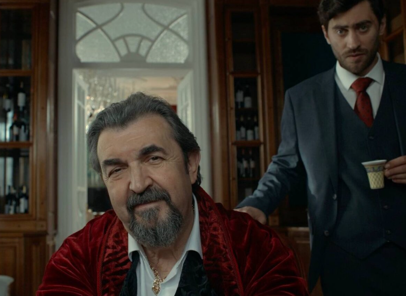 Игорь Золотовицкий в роли цыганского барона. Фото: кадр сериала "Улица Шекспира"