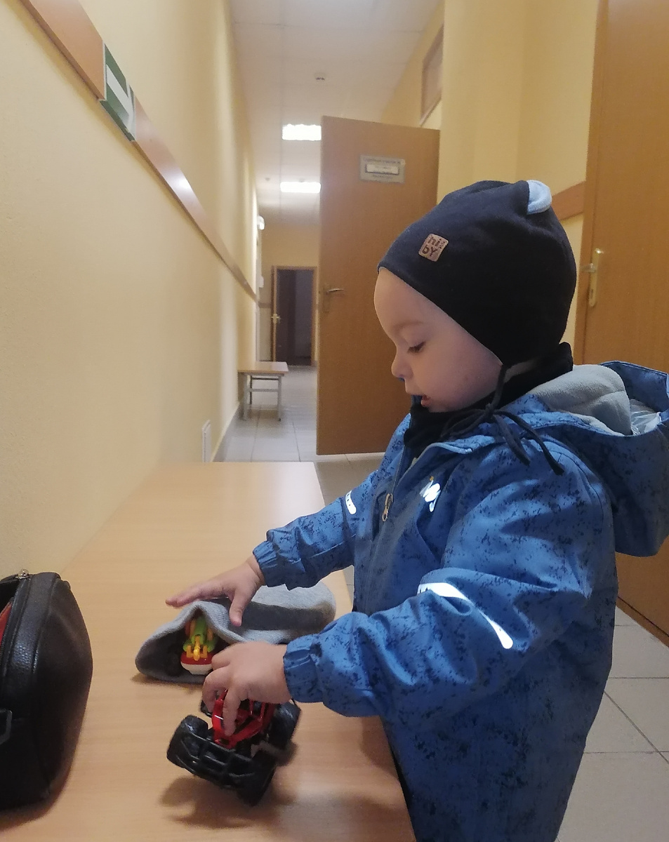 Саша играет в коридоре мирового суда 