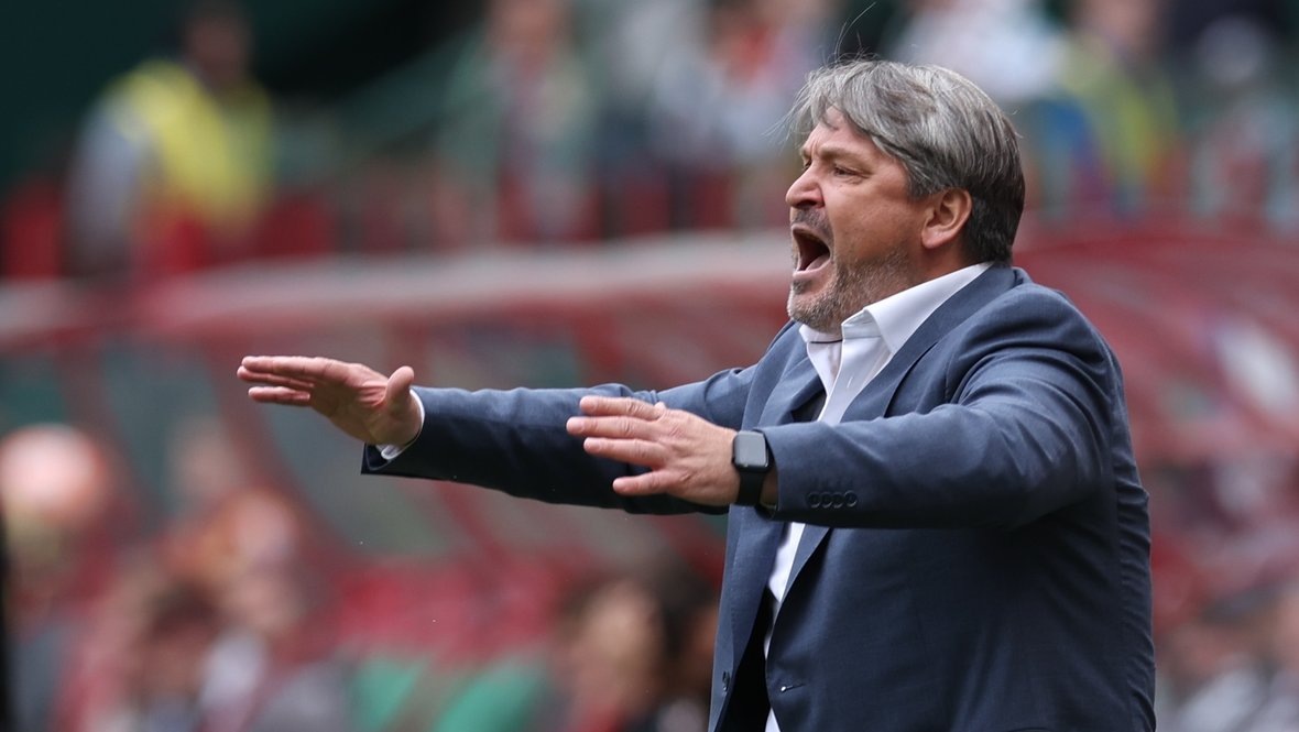    Главный тренер «Черноморца» Вадим Евсеев.Александр Федоров