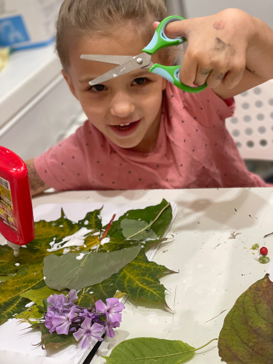 Даша в процессе творчества 