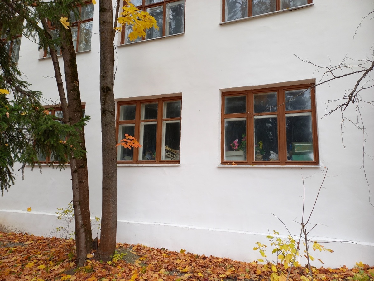 Сбоку здание всё же немного подмарафетили