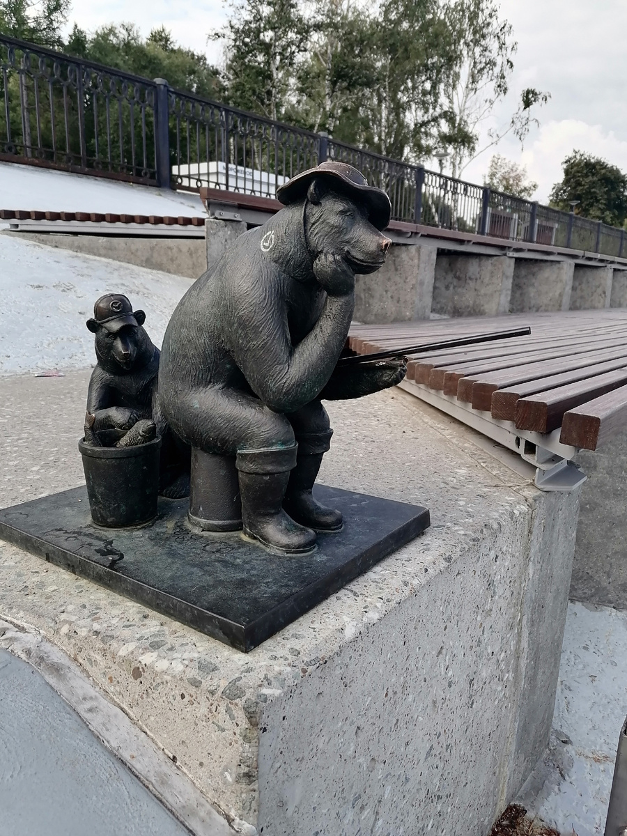 Мишка рыбак