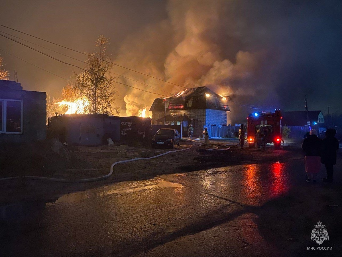    В Нефтеюганске произошел крупный пожар в частном секторе