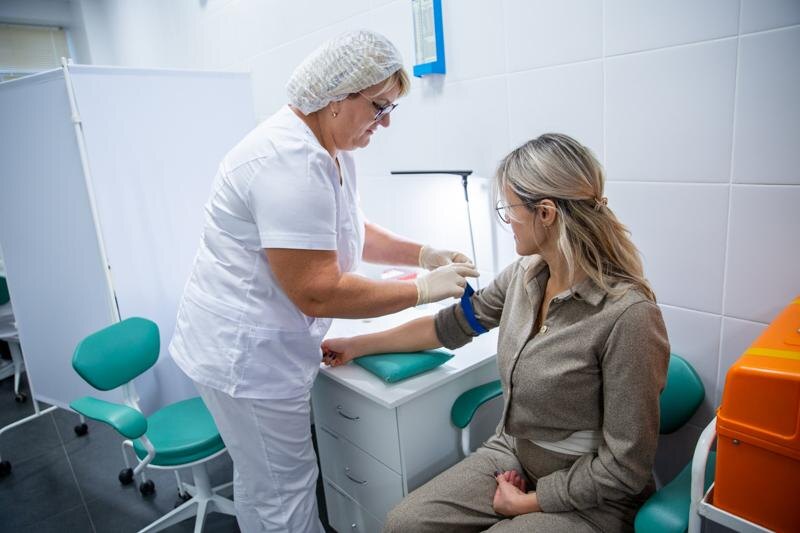    Фото в материале предоставлены пресс-службой «ВИЗ-Стали» / Врач измеряет давление пациентке