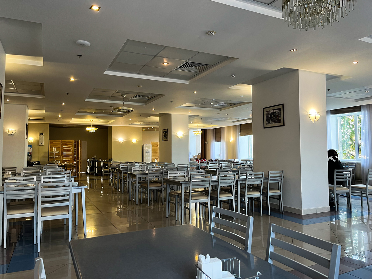 Интерьер столовой в гостинице «Охтинская», где накрывают завтраки →