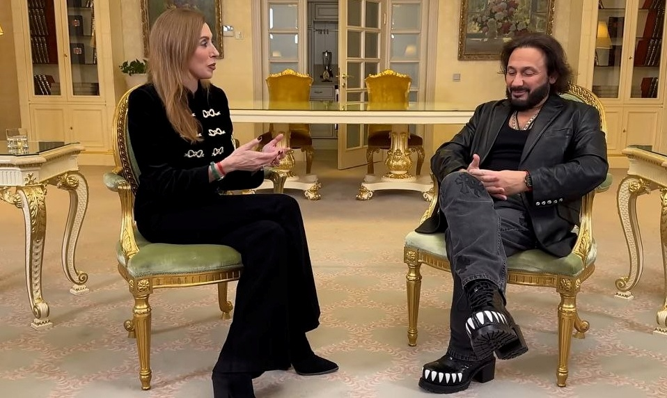 На интервью у Светланы Бондарчук, январь 2025 года. После этого интервью Михайлова, в особенности его стиль, критиковали в рунете. 