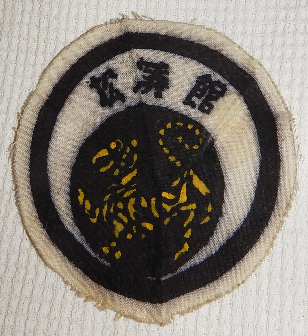 Одна из первых эмблем Школы.